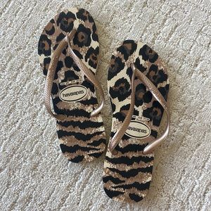 BRAND NEW: Leopard Skinny Strap Havaianas 🩴
